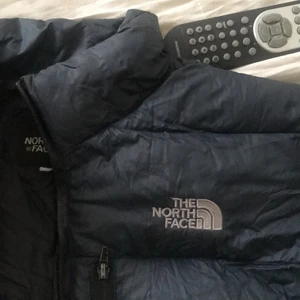 PUFFER NORTH FACE - MÖRKBLÅ PUFFER NORTH FACE JACKA. Bra använd men inte vakanser eller något säljer pga den sitter för tight