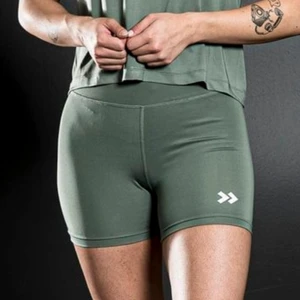 Träningsshorts - Ett par superfina träningsshorts från lager 157. Använda endast en gång. Det är de blåa som är på andra bilden. (Första bilden är bara för att jämföra). Jag köpte den för 150kr. Mitt pris 50kr