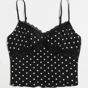 Topp - Fin svart topp med vita prickar på 💗 köparen står för frakten 💜📦 den är en XS/S