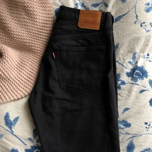 Levisjeans 501 - Svarta levisjeans i modell 501. I väldigt fint skick men är utgådda🌸 Bara att skriva ifall man vill se hur de ser ut på🤍 Köpare står för frakt. Pris går att diskutera☺️