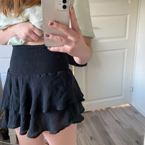  storlek M - Använt runt 1-2 gånger eftersom jag redan har en liknande. Köpte den för 130kr, säljer för 100kr