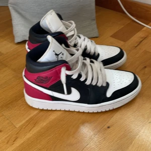 Jordan 1 - Säljer dessa Jordan 1, har inte använt dom så jättte mycket. De är i storlek 38,5. Condition 9/10. Säljer för 550kr då jag köpte dom för 1100kr.