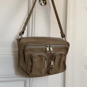 Nunoo bag - As snygg väska ifrån nunoo bags!! Köpt för ungefär 900kr och är i super bra skick!! Längre band ingår❤️ kontakta för mer bilder (priset kan diskuteras) 