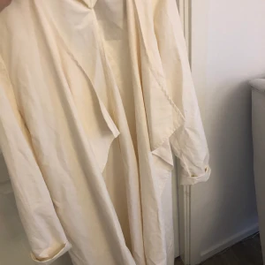Vit kappa  - En vit tunn kappa i storlek S. Aldrig använd. Prislappen sitter kvar. 