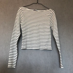 Ribbad topp med vidare ringning  - • Topp som passar perfekt till det mesta i sommar! Matcha med jeansshortsen eller fin kjol. • Storlek: M, tajt passform som följer kroppen fint • 96% bomull & 4% elastan • Knappt använd, mycket fint skick! • +Frakt: 51kr spårbart  