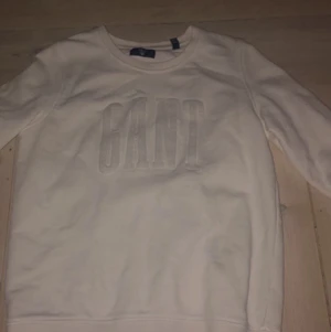 GANT sweatshirt  - vit sweatshirt från gant, lika bra kvalite som den var ny. Köpt för ett/två år sedan för 999, det låga priset är på grund av den ljusa fläcken. Man ser den absolut inte tydligt, men den är där och den verkar inte gå bort. Därav kan jag inte ta högre pris