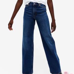 Säljer nu mina helt oanvända monki jeans men taggen kvar och allt❤️ (Wide leg) ny pris 400 men jag säljer för 280 plus frakt🤌🏽 skriv för mer information✨