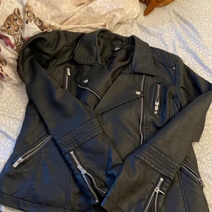 Ny skinnjacka  - En skinnjacka i nyskick andvänd 1/2 gånger. Jätte fin!! 250 eller 300 vill jag ha för den😍