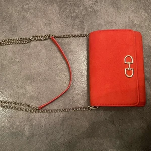 Röd väska - Helt ny väska ifrån H&M nypris 200/250 säljer för 150kr
