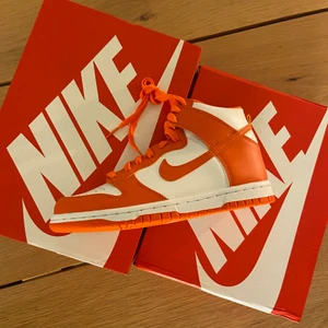 Nike dunk High eu38,5 - Säljer dessa Nike dunk High storlek 38,5 . Helt nya givetvis äkta. Pris 1900+frakt. 