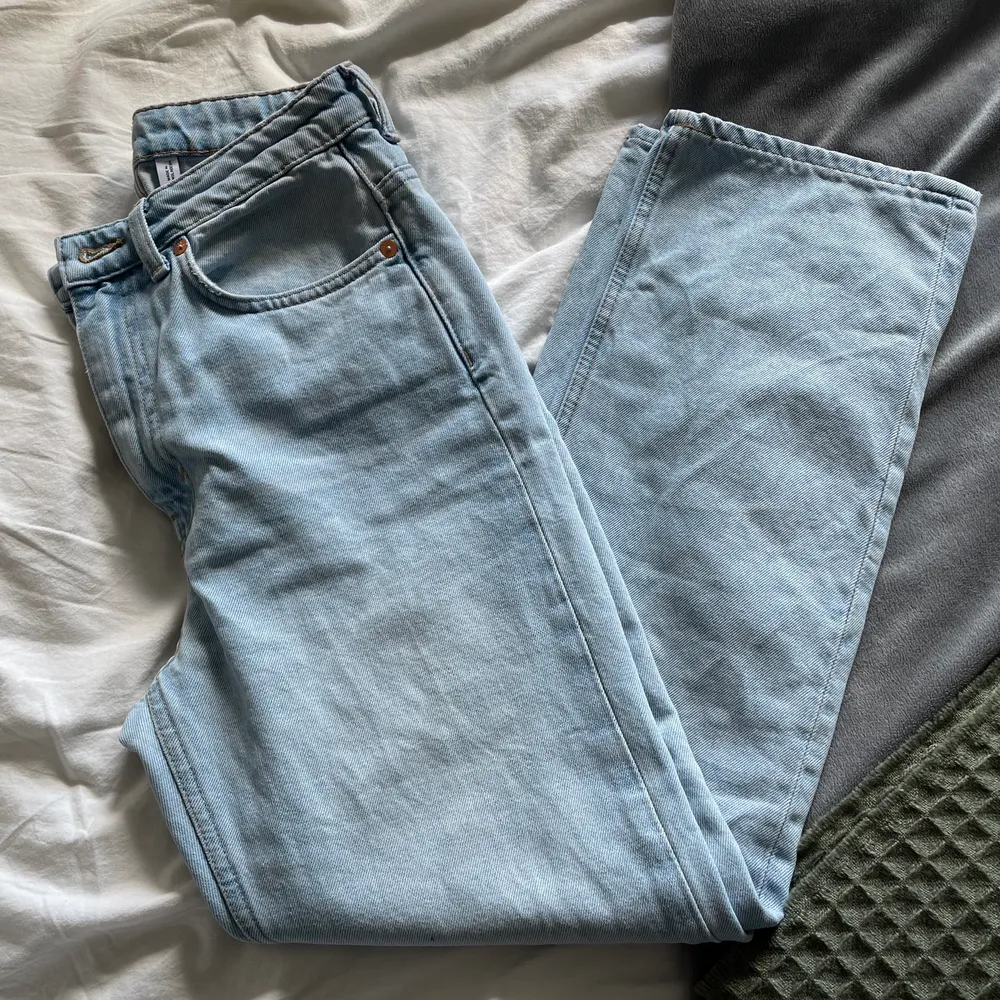 Intressekoll på dessa sjukt snygga jeans från weekday. Perfekta till våren/sommarn. Jättefin färg och sitter väldigt skönt och snyggt på. Första och sista bilden är lånad från hemsidan! Skriv privat för mer info eller bilder!💕 Säljer vid bra bud. Jeans & Byxor.