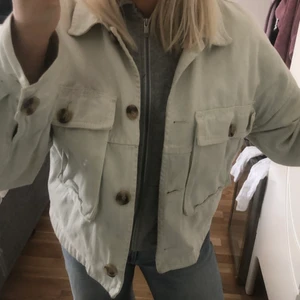 Zara jeansjacka  - Ljusgrön jeansjacka från zara😘 köpare står för frakt 