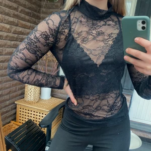 Fest-topp - Fin mesh-tröja. Obs! Har en svart bralette under på bilden