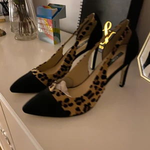 Nya pumps, leopard och Svarta stl.41 - Fina nya pumps som aldrig kommit till användning. Helt nys stl. 41