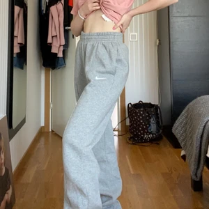 Nike mjukis - Återpublicerad pga oseriös köpare. Jättefina och knappt använda då de tyvärr är för stora för mig i midjan :( Står storlek XS men passar nog S också. Körde budgivning förut men det brukar aldrig sluta bra så nu är det först till kvarn😊200kr+frakt. 