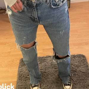 !!!AVSLUTAR BUDGIVNINGEN TORSDAG 6 MAJ KL 18:00 ISTÄLLET!!!!!Säljer dessa populära jeans med hål och slits från pull and bear!! Säljer de ej passade mig (lånade bilder) 💕