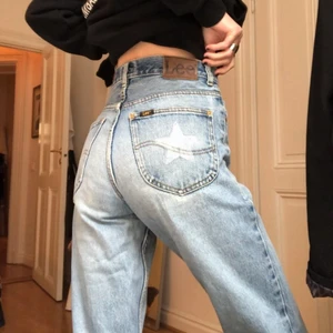 Jeans - Jeans från Lee som jag gjort om med knapparna och målat stjärnor på