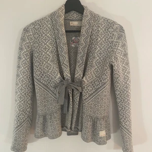 Odd molly kofta - Söt kofta från Odd Molly i nyskick! Säljer eftersom jag ej får så mycket användning av den. (Pris kan diskuteras) Skicka meddelande vid frågor/intresse💖