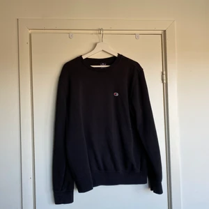 Champion tröja - Champion tröja i mycket fint skick i stl L men skulle säga att den sitter som M<33 säljes då den ej kommer till användning längre. Köparen står för frakten!