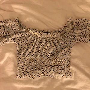 Topp - Supersöt topp från Gina i storlek s men skulle säga xs , toppen är croppad. Superfint skick och endast änvänd fåtal gånger.