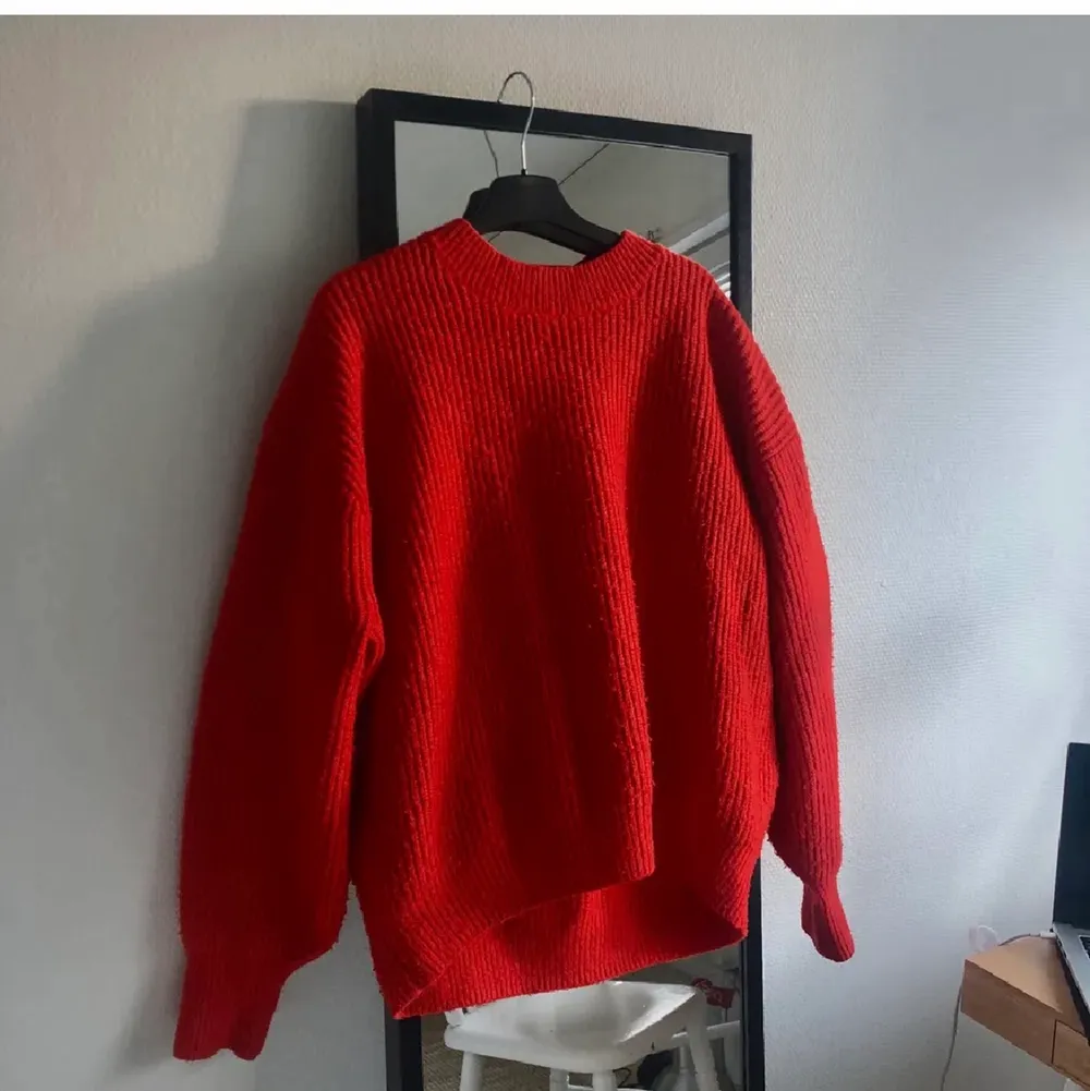 Röd stickad tröja från hm, perfekt stor på mig om är 172, lite ballongärmar. Lite nopprig som syns på sista bilden. . Stickat.