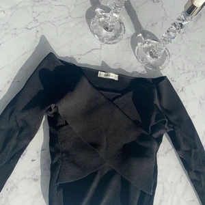 Svart basic tröja som är tajt - en fin svart tröja