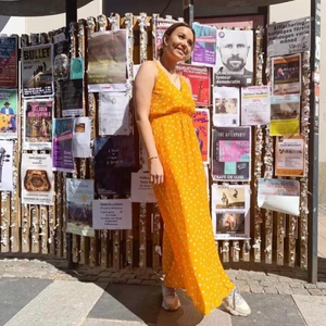 Orange klänning - Så fin orange maxi klänning med vit prickar och en så fin slits på sidan.🧡 säljs pågrund av den inte kommer till användning! Nypris 1000kr