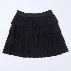 Svart kjol men skönt material, aldrig använd så helt ny! Supersnygg med volanger 🤍🤍 köparen står för frakt!