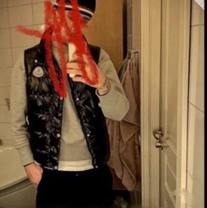 Snygg Moncler väst m luva vintage - Fet mc! sitter skit bra på har cartoon o allt. Vet ej sjukt mkt om monclér dock e denna 🔥 passar S upp till L (skriv längd osv för info ) luva ingår men dragkedjan själva draggrejen låstna går o fixa hos skräddare annars 10/10 kvalitet !