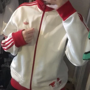 Oversized Adidas kofta med tryck - Väldigt oversized adidaskofta i stl M. Tryck på ryggen. Använd några gånger. Fint skick. Önskar att jag inte behövde sälja denna då jag ÄLSKAR den, men använder aldrig den nuförtiden. SÅLD.