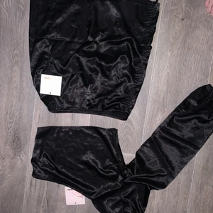 Showpo - Ett nytt sett från showpo som jag aldrig använt :( Den har rysch på kjolen så man själv kan välja längd och är ett otroligt skönt material 🥰