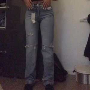 Zara jeans  - Säljer dessa trendiga zara jeans som är slutsålda . Använt 4 gånger . Sitter så bra!!