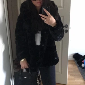 Diables fusk pälsjacka - Hej jag säljer min pälsjacka i storlek S/M från diables. Den sitter som en oversize S och ser inte alls klumpig ut. Säljer pga. att jag tröttnat på den men annars är den i super fint skick!