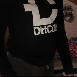 Dirtcult - Storlek: 158/164🤍från:dirtcult🤍PRIS:110 kr🤍FRAKT KAN DISKUTERAS!! (Ingen luva)