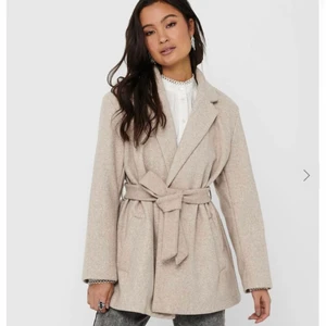 Beige kappa - Beige kappa från Only. Inte använd så mycket. Väldigt fin🤍