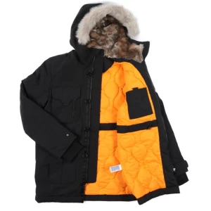 LACOSTE vinterjacka nytt XS - Nyskick. Garanterat varm i vinter. Unisexmodell i xs och passar även 170cl (junior) Otroligt fin kvalitet. Tyvärr en vinterjacka som blev för liten till sonen innan den ens kom till användning.. Denna jackan är mörkt marinblå och har ett orange innerfoder. Många praktiska fickor. Nypris 4000kr. Äkta vara så klart Mer info här: https://www.chameleonmenswear.co.uk/menswear-c133/lacoste-unisex-big-live-coat-in-blue-p19046  Fler bilder kan skickas om ni vill❄️