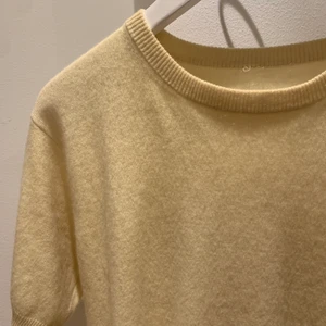 Kashmirtröja - Så fin kashmir t-shirt i en unik färg. Lappen är borta så vet inte märket men köpt för runt 1200kr. Säljer för 350kr. Den är så mjuk och i väldigt bra skick!🥰