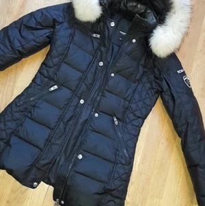 Rock&blue - (BILDEN ÄR INTE MIN) Hej! Jag säljer min äkta rock and blue pälsjacka, pälsen är fluffig och äkta. Den köptes för 3500kr förra året i storlek L. Men nu säljer jag den pga den är för stor på mig. Säljer den för 1500kr men priset går såklart att diskuteras.  OBS det finns ett hål vid högra fickan samt lite svårt att knäppa därför säljs den billigare