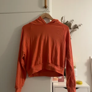 Hoodie - Säljer pågrund av att den inte kommer till andvändning. Skriv för fler bilder. Prislapp är kvar