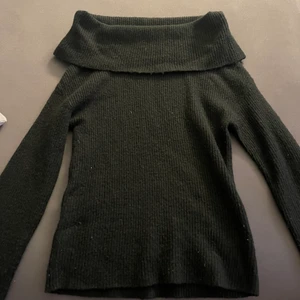 Stickad tröja  - Säljer denna off shoulder stickade tröja i storlek XS från bik bok