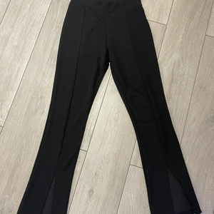 Nelly byxor  - Säljer dessa fina byxor med slits där nere! Knappt använda (max 3 gånger). Köpta från Nellys egna märke (NLY TREND). Skriv för fler bilder. Köparen står för frakten💗