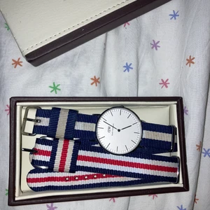 Daniel Wellington klocka - Säljer dessa 2 klockor som bara legat i en låda i cirka 3 år! Super fina och inte skadade och följer med ett till band i priset! Hör av er för fler bilder! 