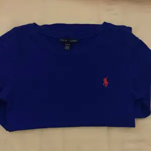 Säljer en blå Ralph lauren tröja i fint skick. Använd ex antal gånger… trivs ej i färgen. 