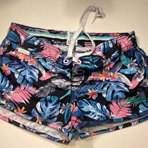 Badshorts med mönster - Storlek är XS men större storlekar får definitivt på sig dessa samtidigt som de är snygga, aldrig använda 🙂 kan skicka bilder hur dom ser ut på osv, frakt tillkommer