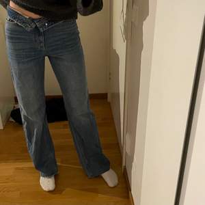 Jeans från zara, strl 38 ❤️‍🩹 (har vikt ner kanten vid midjan) Endast använda några få gånger, fint skick!