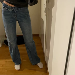 raka jeans från zara - Jeans från zara, strl 38 ❤️‍🩹 (har vikt ner kanten vid midjan) Endast använda några få gånger, fint skick!