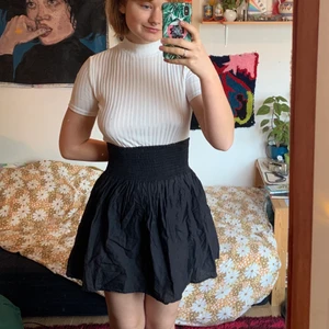 Luftig kjol - En väldigt luftig kjol med hög midja i resår, som gör att kjolen sitter väldigt fint och bekvämt. Är storlek S men skulle säga att den passar XS och M också då den är så stretchig!