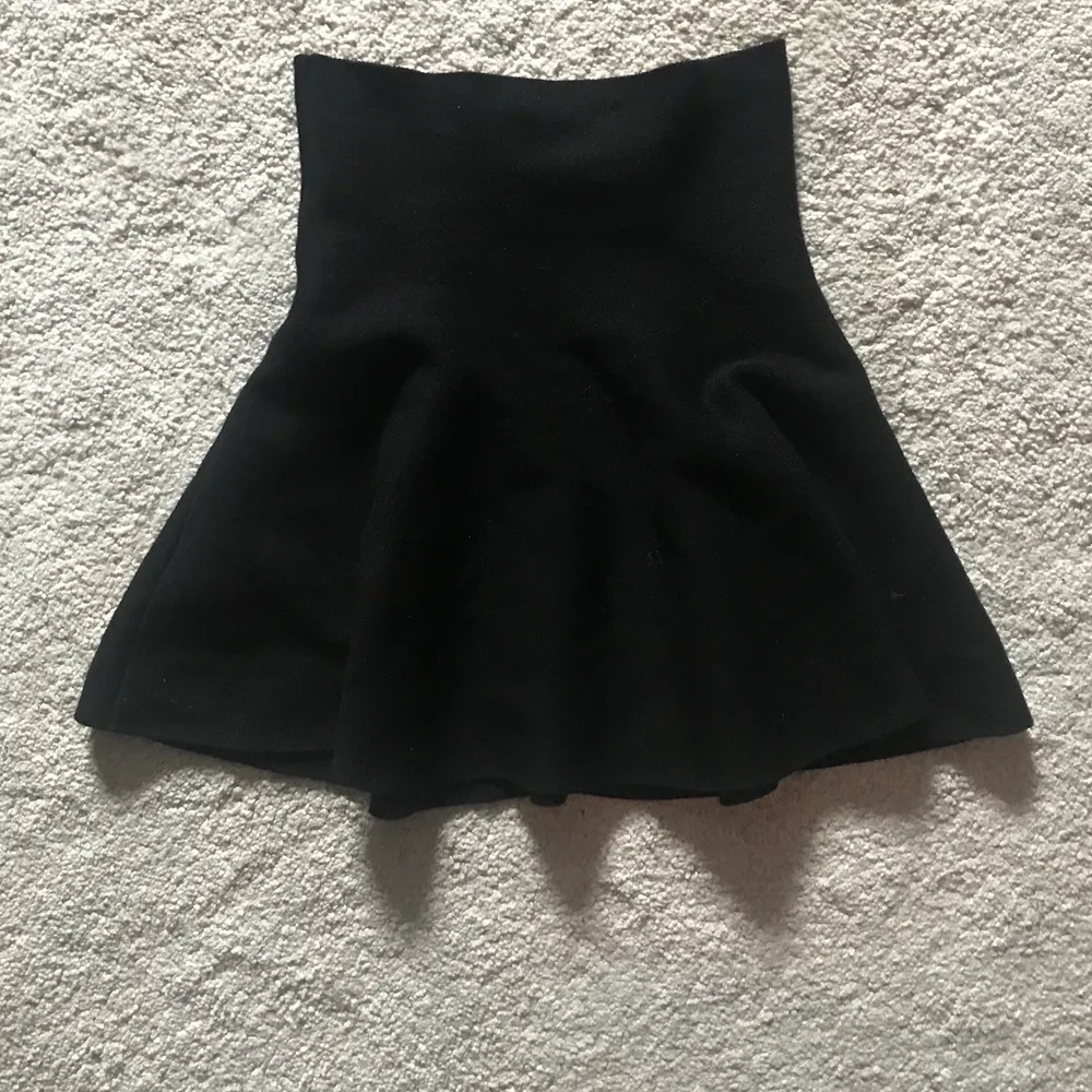 Säljer en svart stickad kjol från bikbok då jag redan har liknande. Den är relativt hög i midjan vilket gör att man kan ha den både som topp och kjol och det går även att ha den både som en lite längre kjol eller kort. Storlek xs, 100kr + frakt💕. Kjolar.