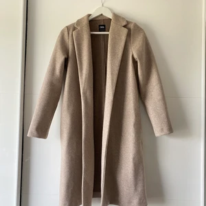 Kappa från zara - Säljer denna fina kappa ifrån zara, endast använd 1 gång! Den är som ny! Storlek S! Köparen står för frakt 💞