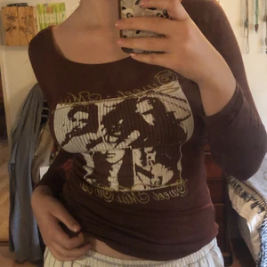 Brun long sleeve  - Så djävulskt snygg tröja som jag köpte second hand i Spanien!!! Super trendig och sitter verkligen jättebra. Jag har endast använt den en gång. Om många är intresserade blir de budgivning!